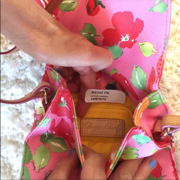 Dooney and Bourke crossbody floral bag - Picture 4 of 5